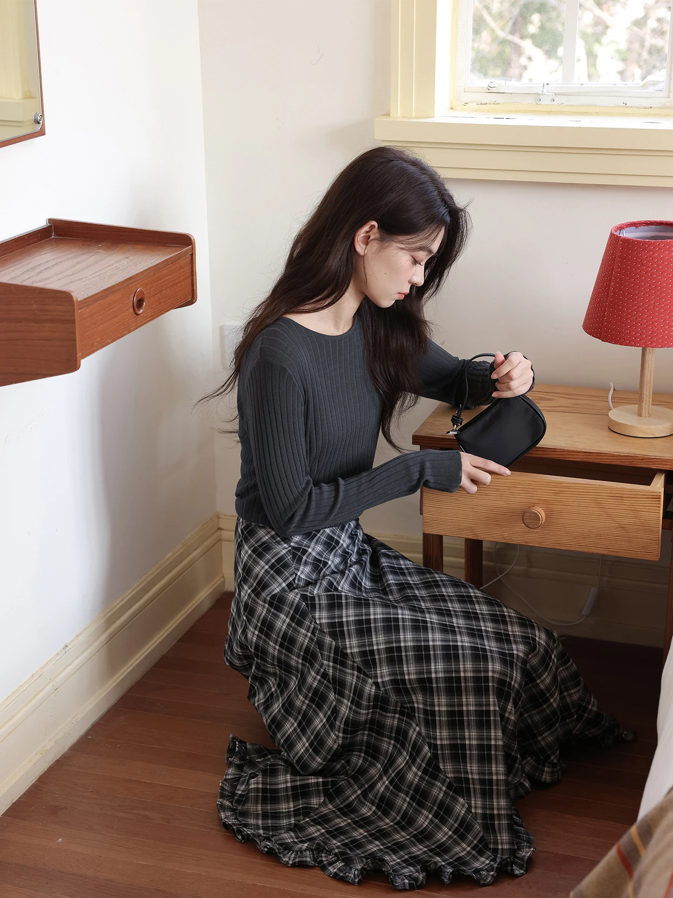 ネイビーのトップスはどんなものに見える？実際の肌触りとシーンに合わせた選び方を解説