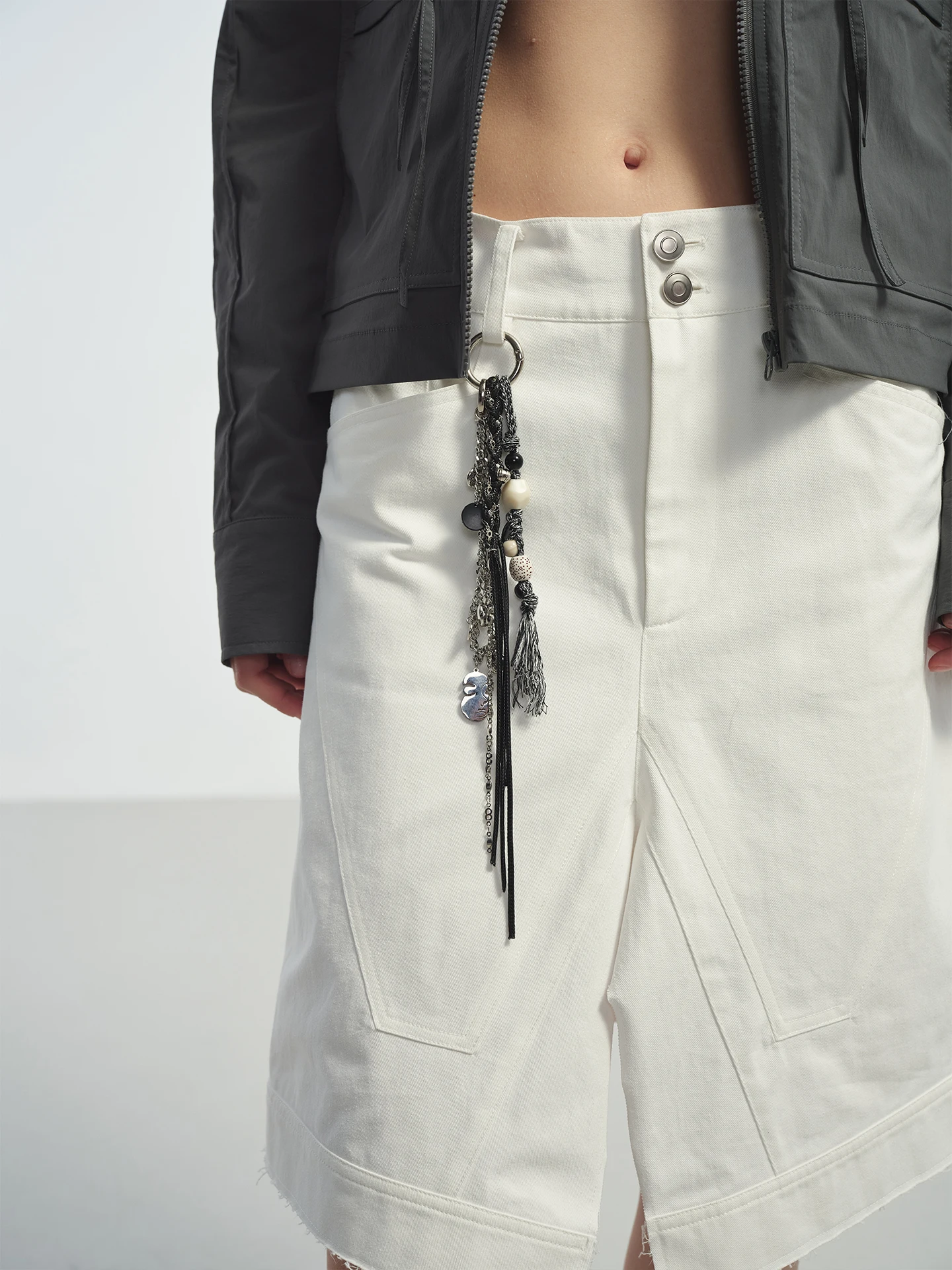ハンドメイド 黒白編み込み素材のパース用チャーム：ユニセックス・多用途の実用性と価格帯を解説