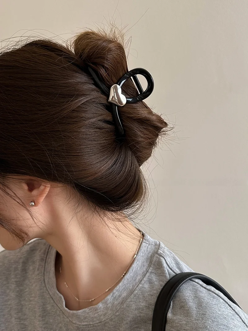 金属製ハート型ブラックヘアクリップ：中型シャーククリップの実用性と耐久性解析