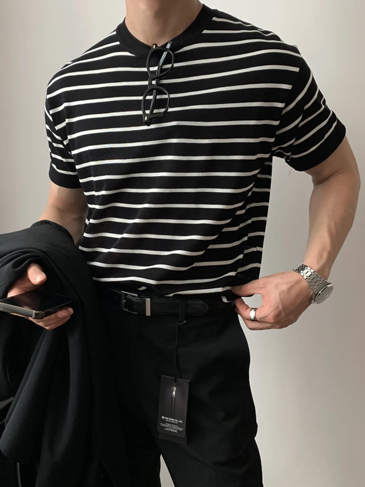 メンズTシャツとカットソー、どう選ぶ？黒白ストライプの「碧舍」が通勤からレジャーまで救う理由とは