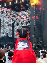 赤いリボン付きの丸子頭ヘアゴム【音楽フェス応援アイテム・シンプルデザイン】