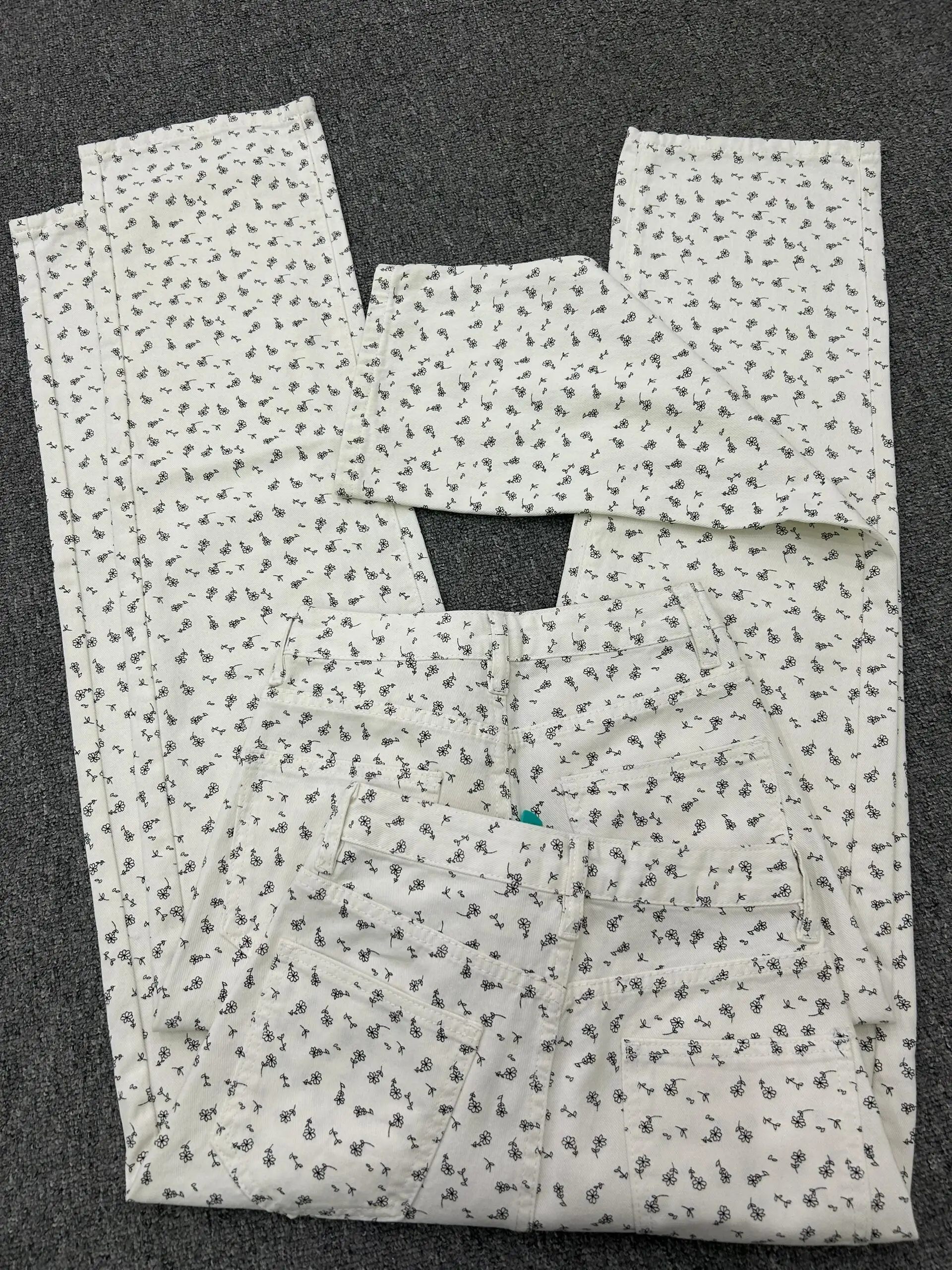 ハイウエストストレートデニムパンツ【ヴィンテージ風・小花柄・女性用】：中古市場での価格帯と実用性を検証