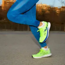 通気性のあるメッシュ素材を使用した快適なランニングシューズ【軽量クッション・中距離ラン用】