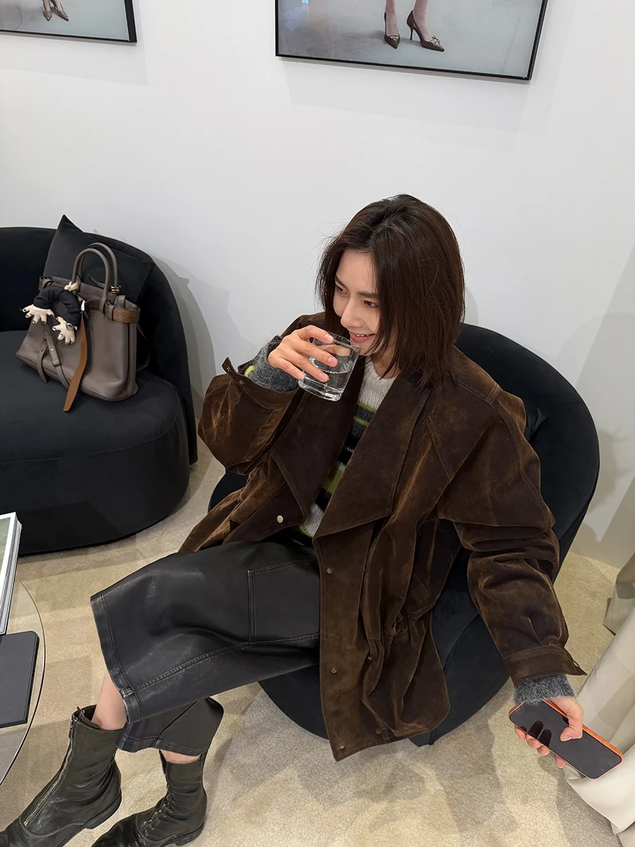 茶色ダウン コーデ メンズ どうやって着る？レトロな一着が冬の日常を彩る
