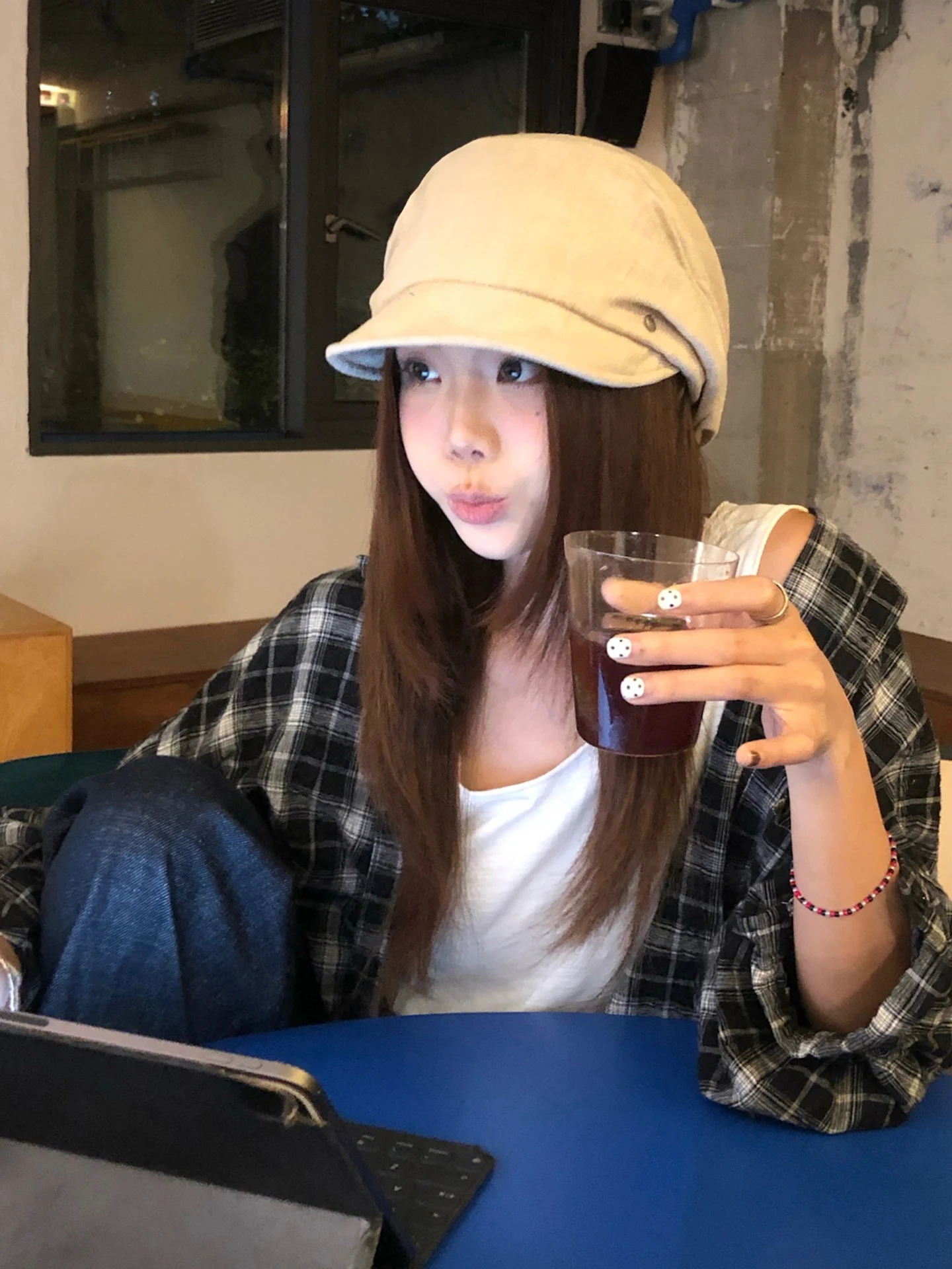平つばキャップを選ぶときに迷うなら、この1つの「ベレー帽」が解決する？