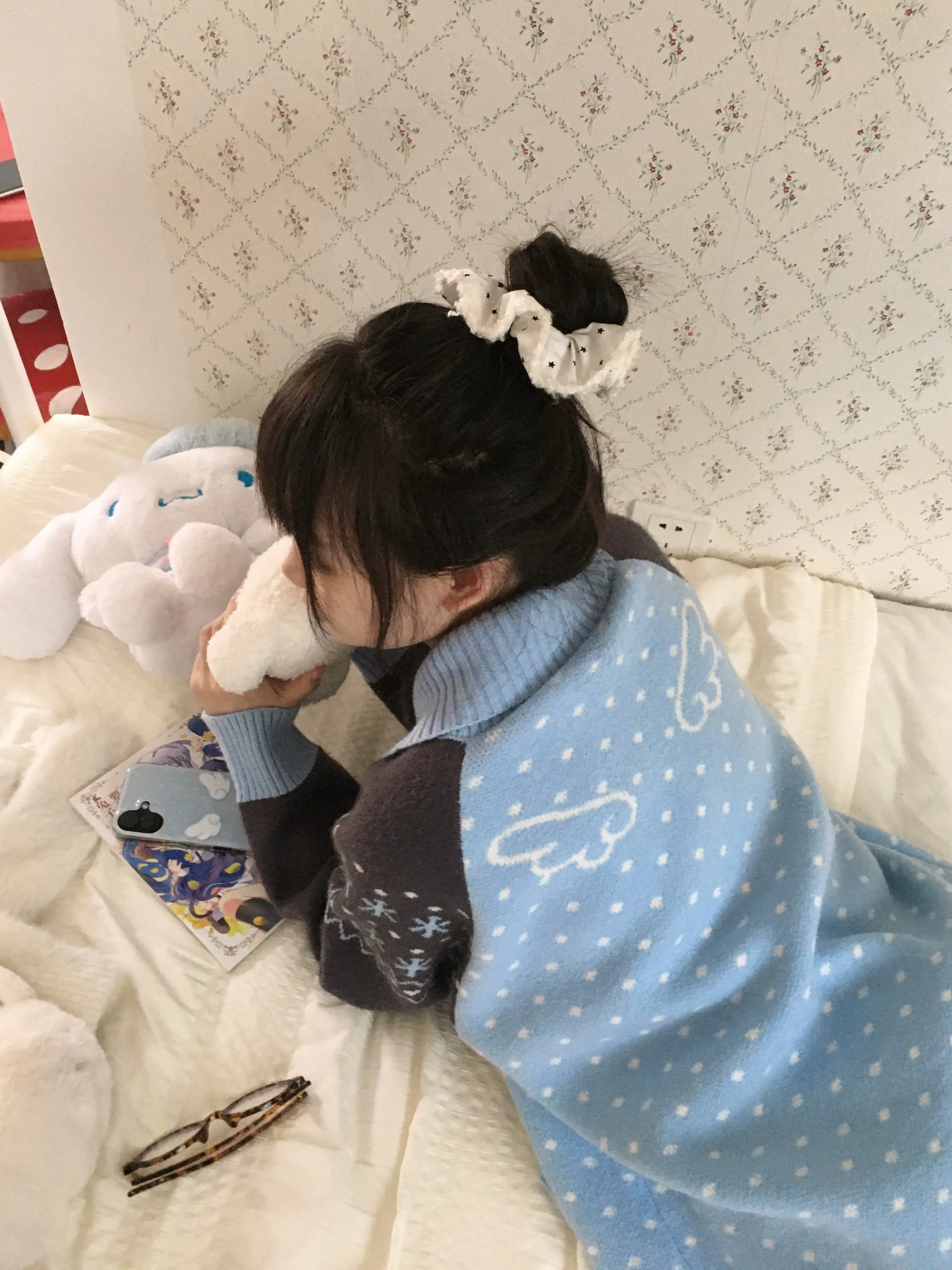 青ニットはなぜ今、通勤スタイルの中心に？