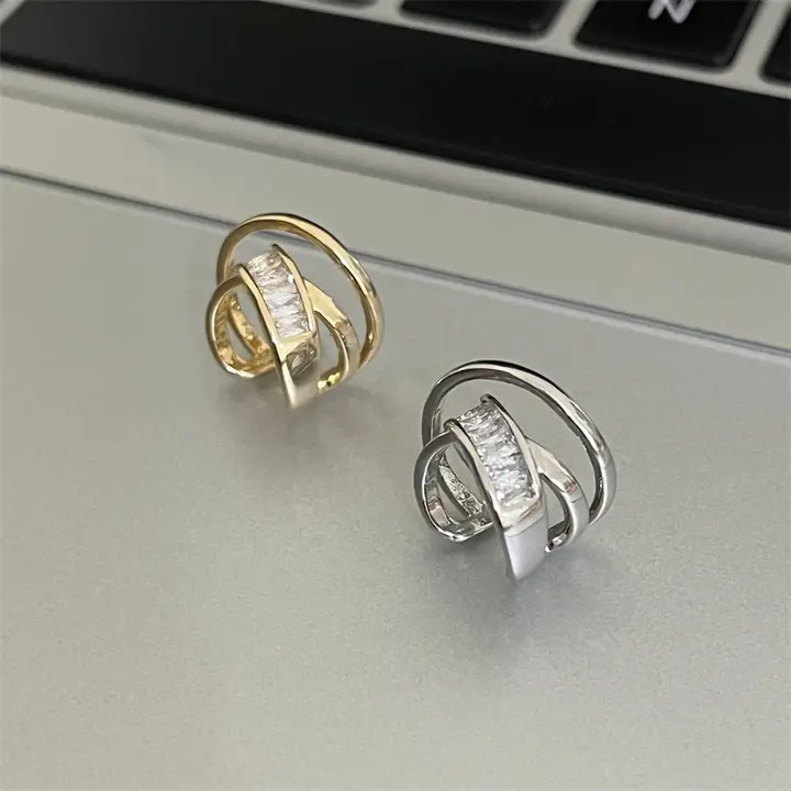 高品質な軽やかで洗練された水晶ジルコニアの幾何学的C型耳骨クリップ