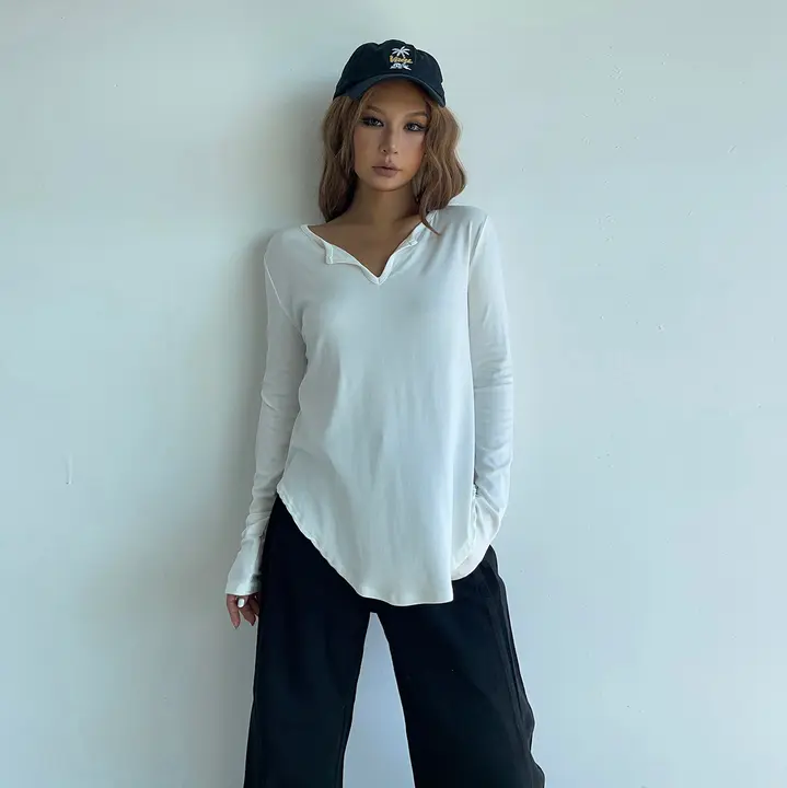 日焼け防止のラフなデザイン！アーチヘムのゆったり長袖カットソー【薄手・通気性・小Vネック】