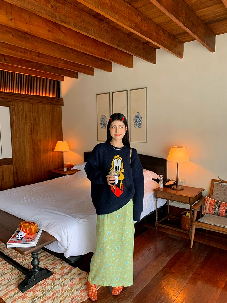 緑の靴に合う服の選び方：花柄Aラインスカートが提案する通勤スタイル