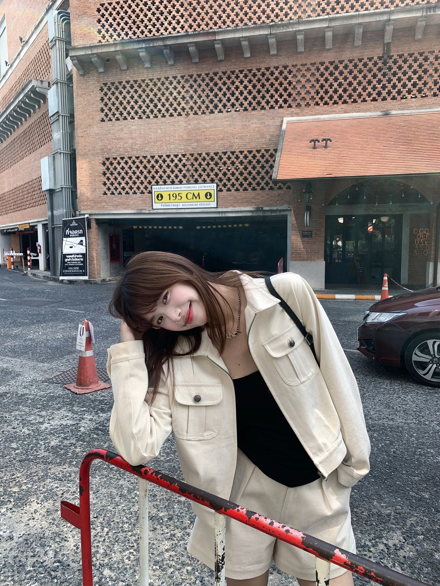 今どきの服は、本当にカジュアルなのか？工装ジャケットとショートパンツのセットが答えをくれた