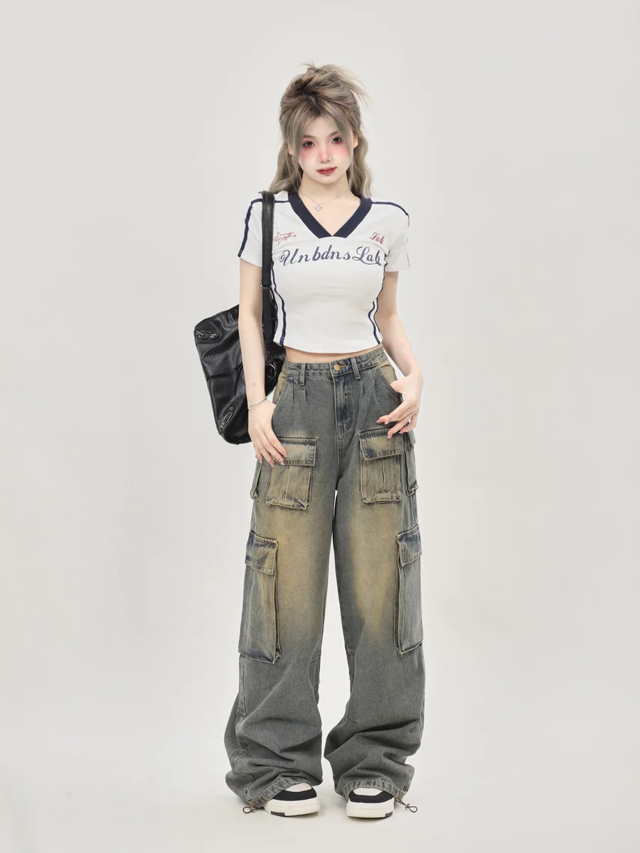 きれいめコーデの基本アイテムとしてのVネックショートスリーブTシャツ