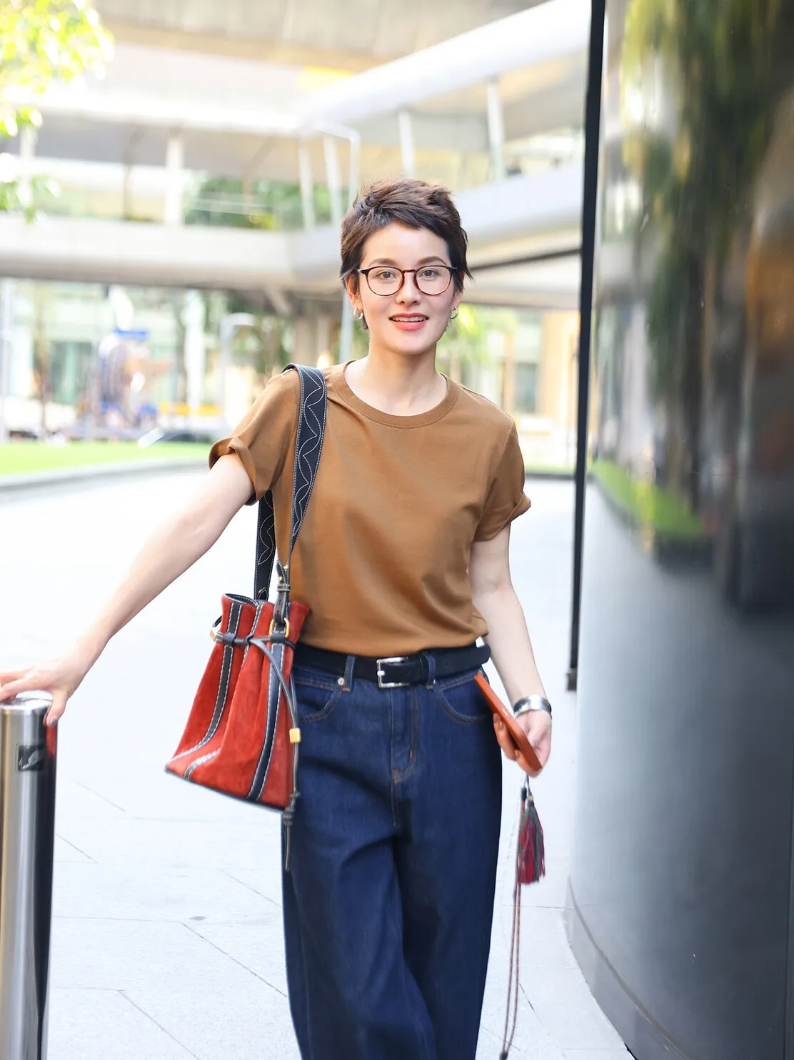 春コーデのインナーとしての高密度ロングパイルコットンTシャツ | 通気性と色の組み合わせ