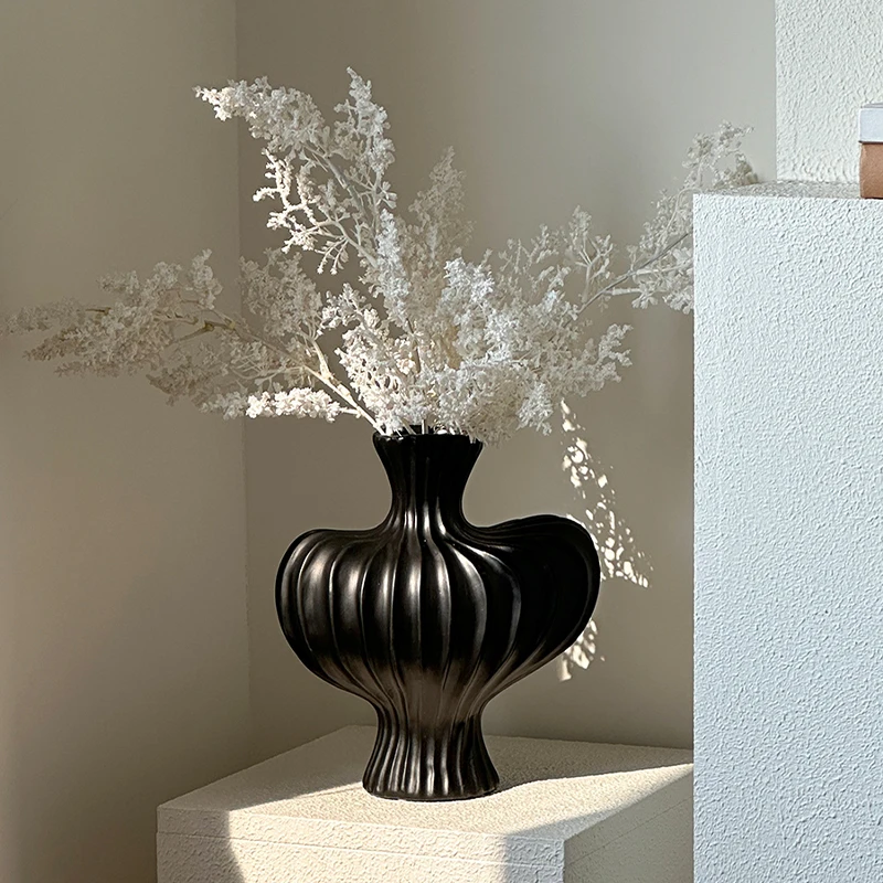 レトロな陶器製花瓶は造花置物としての実用性とデザイン性をどう評価するか