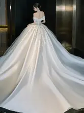 一字肩デザインのウエディングドレス【トレーン付き・レトロスタイル・高級感あるサテン生地】