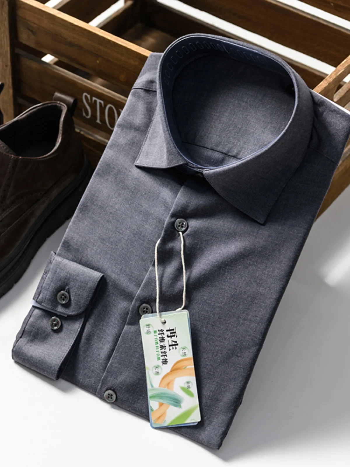 ビジネ  ス通勤で迷う「ワイシャツ vs カーディガン」、どちらが本当のベストセレクション？