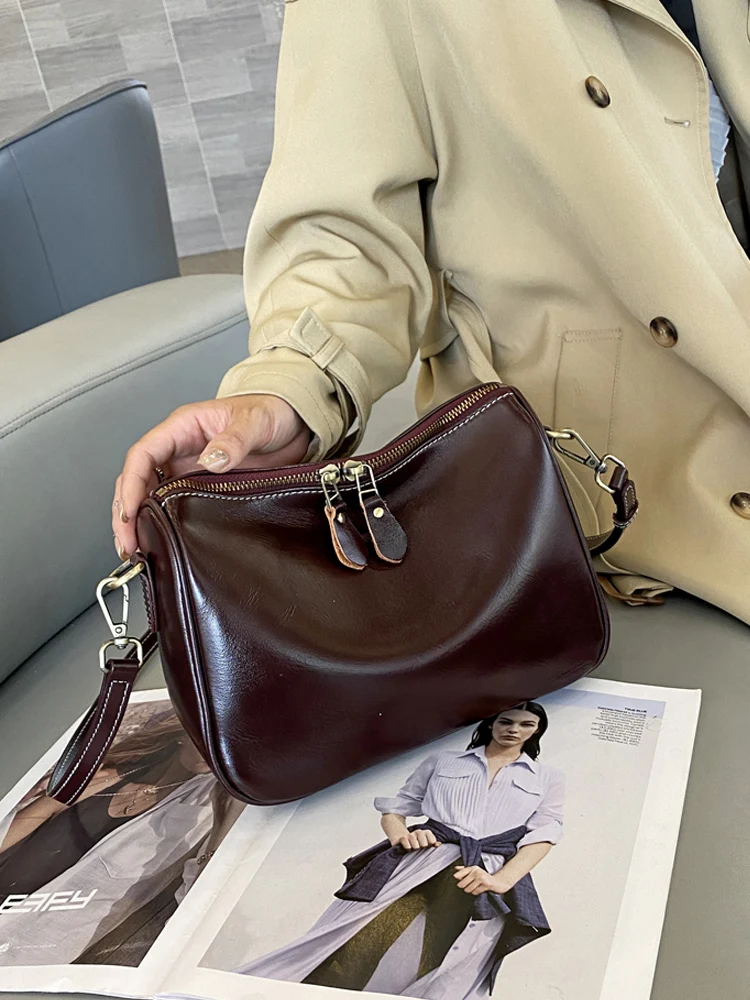 どんな服にも合うショルダーバッグを選ぶなら、ベージュとグリーンのどちらがおすすめ？