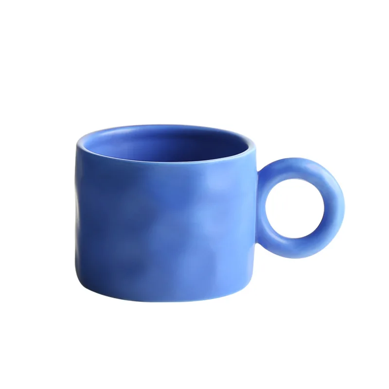 手捏模様の大容量マグカップ：クラインブルー陶器製の390mlコーヒーカップの実用性と使い方