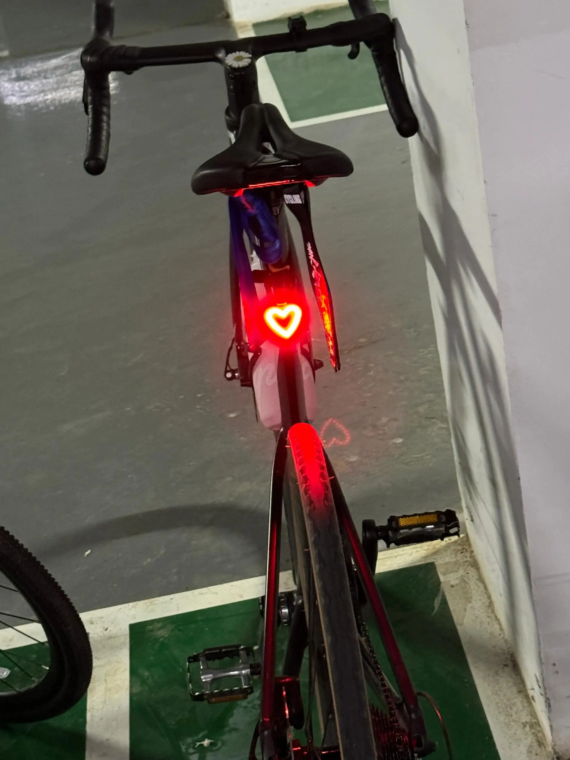 自転車用尾灯ハート型：夜間走行の安全性と点灯モードの実用性を解説
