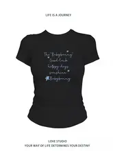 アメリカンデザインのロゴプリント半袖Tシャツ【女性用・タイトフィット】