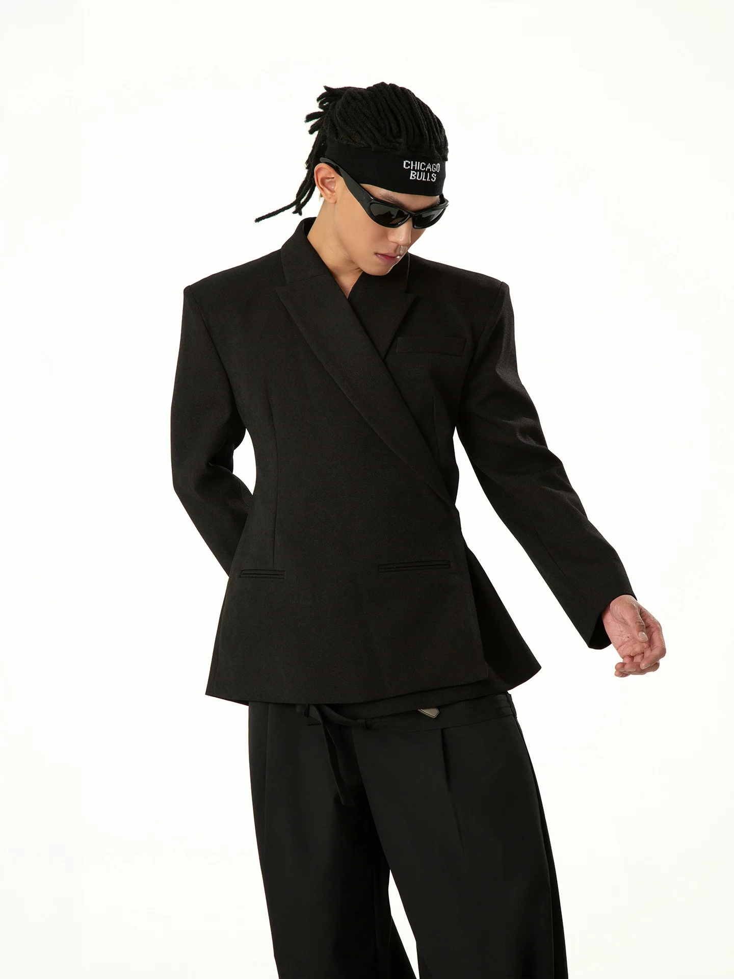 黒と灰色のウエストシェイプカジュアルスーツジャケット：シックな春・冬のコーデに最適な便服スタイル