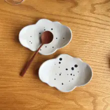 手描き雲デザインの陶器小皿【スイーツ用・醤油皿・スプーントレー】