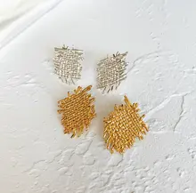 クラシックデザインの幾何学模様メタル感イヤリング【925シルバー針使用】