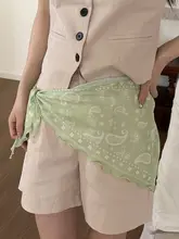 春夏にぴったり！グリーンの小花柄三角バンダナ【ファッション性の高い多用途アクセサリー】