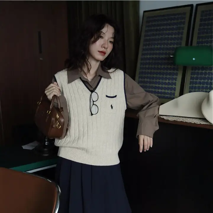ニットベスト レディース Vネック ケーブル編み 刺繍 オートミール ルーズ シンプル ヴィンテージ 着回し 秋冬