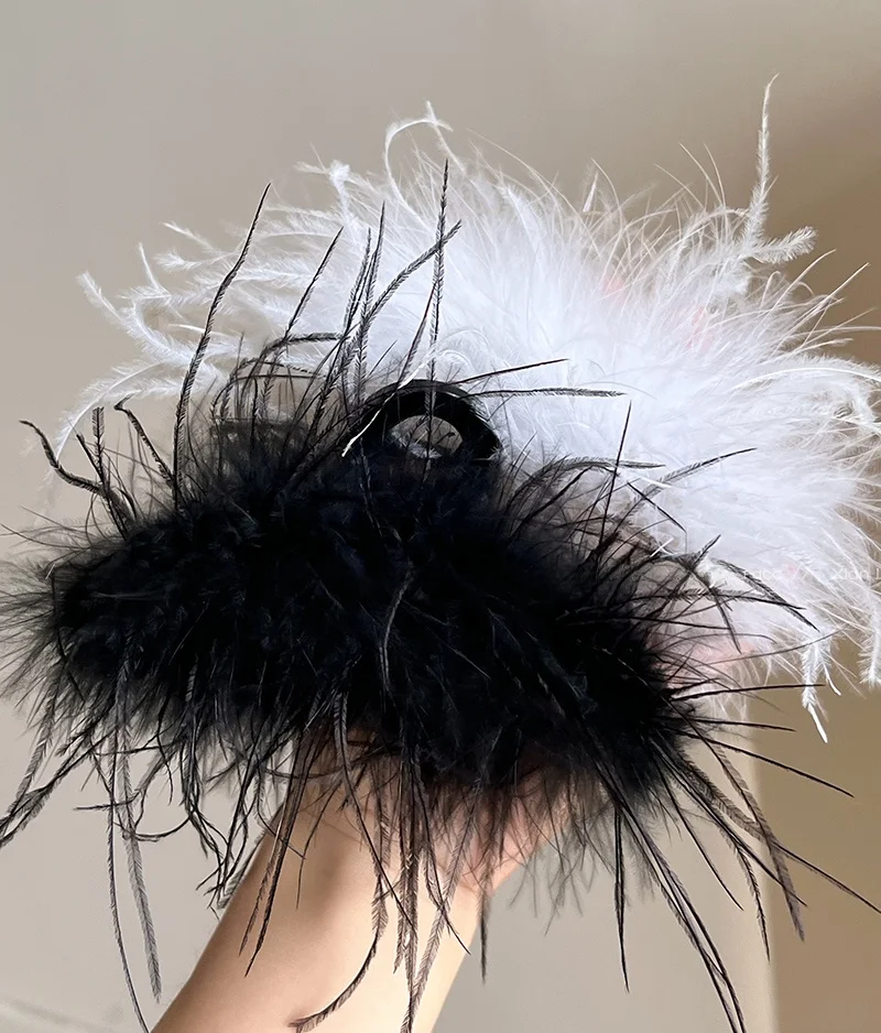 羽毛のヘアクリップ：トップボリュームを自然に演出する高級感のアイテム