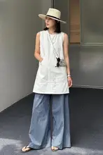 夏にぴったりのカジュアルスタイル！デニムノースリーブワンピースとストライプワイドパンツの重ね着（セットアップ対応）