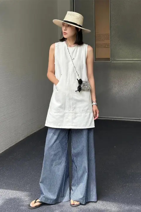 夏にぴったりのカジュアルスタイル！デニムノースリーブワンピースとストライプワイドパンツの重ね着（セットアップ対応）