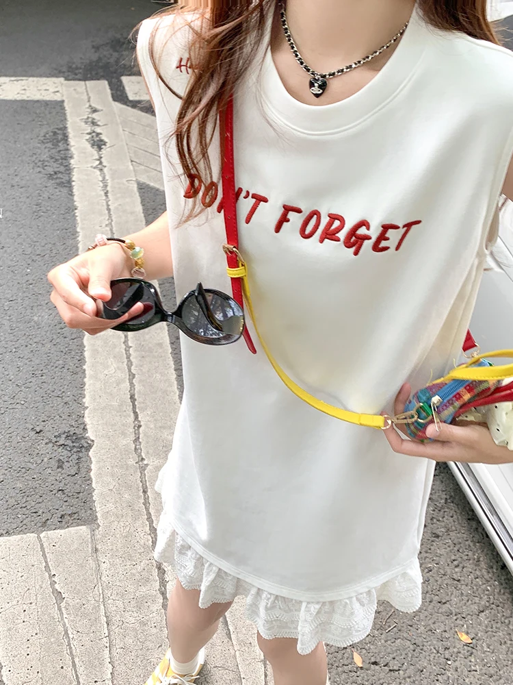 ルーズフィットキャミワンピースで夏のカジュアルコーデを実現：オフホワイトのA字ラインが着痩せをサポート
