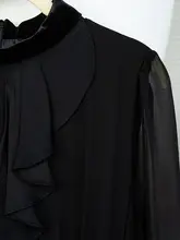 スリムフィットのブラックカラーコントラストドレス【立ち襟・フリルデザイン・春のデートや通勤用】