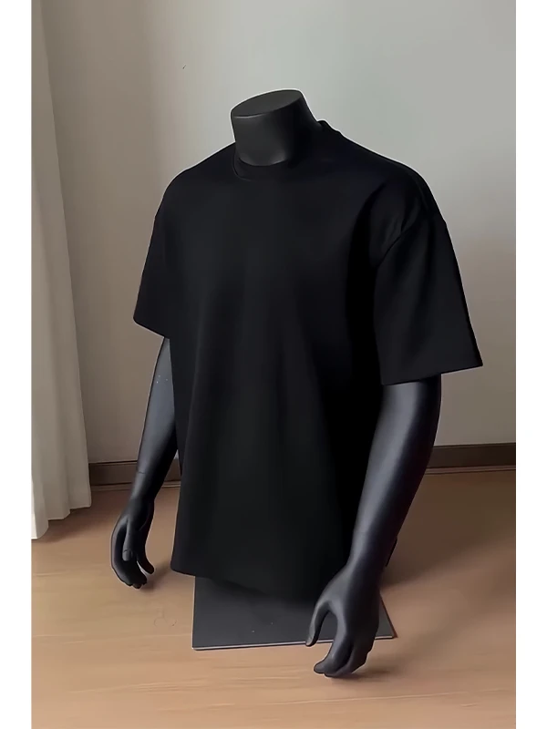 白黒Tシャツを選ぶべきタイミングは？実は「シンプルな白と黒」が今、最もリアルなファッションに勝っている