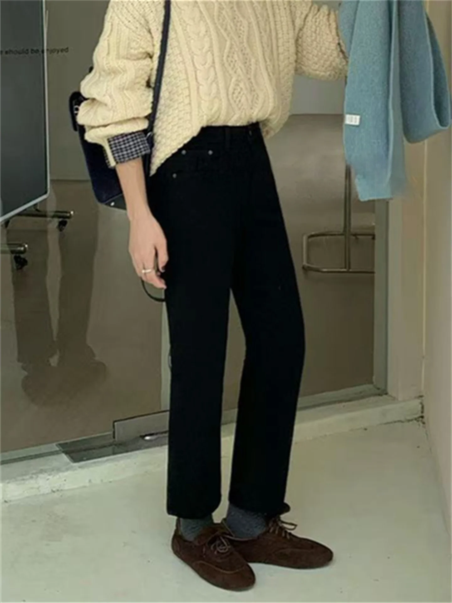 ストレッチ パンツ レディース 大きいサイズ どう選ぶ？黒のデニムパンツが通勤から夜のデートまで支える理由