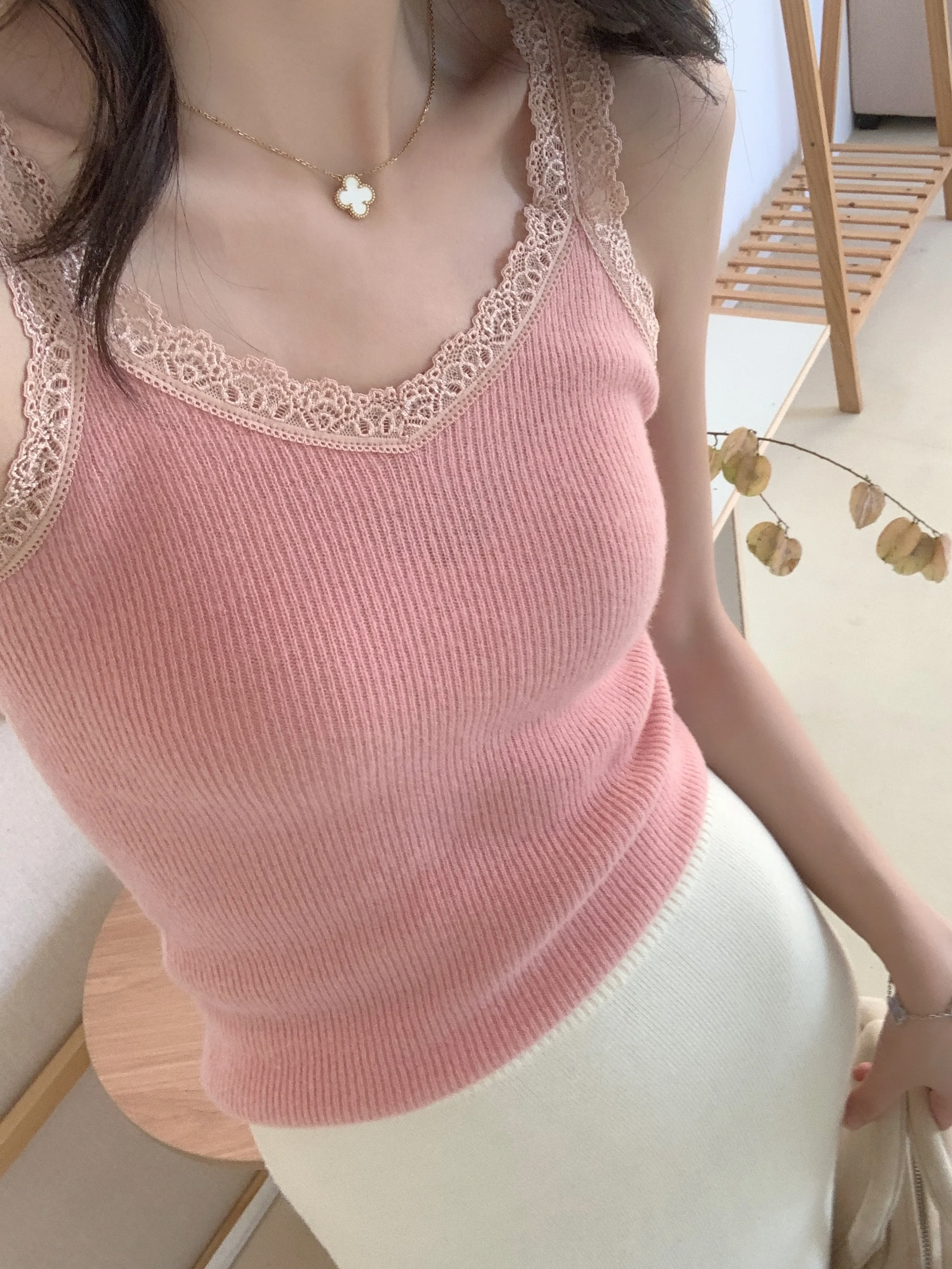 大人可愛い服 50代コーデの秘密はここ！レースウールニットのバランス術