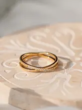 美しい輝き！ジルコニアクリスタル交差リング【個性的なデザイン・女性用・贈り物に最適】