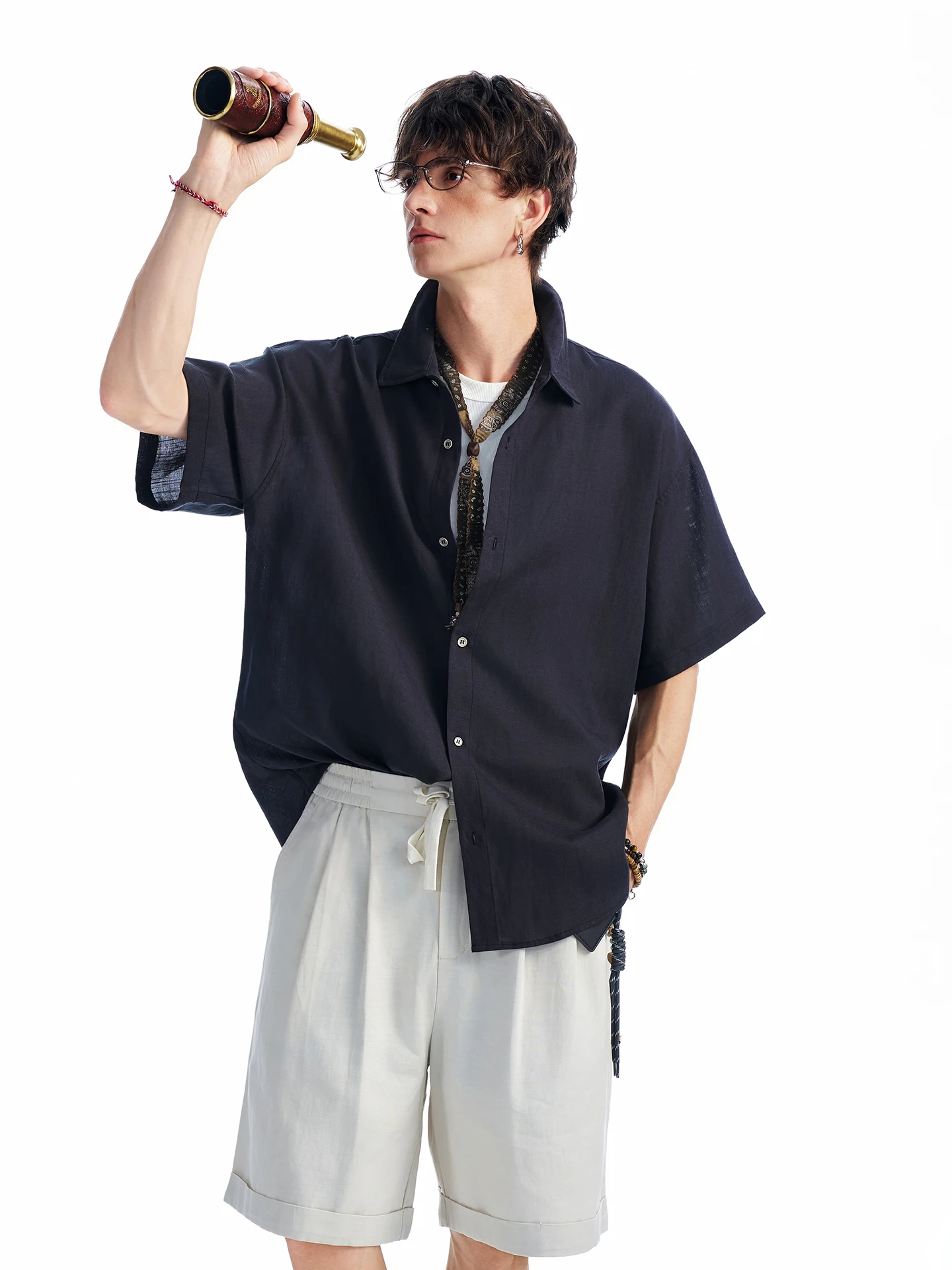 2026夏服 メンズ どう選ぶ？リネンシャツが解決する「通気性」と「カジュアル感」のバランス