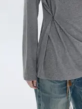 グレーのオフショルダー長袖Tシャツ【フィット・カジュアルスタイル】