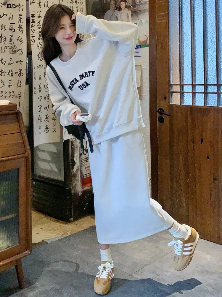 2026春コーデ10代が選ぶ、パーカーとスカートのシンプルでオシャレなスタイルは？