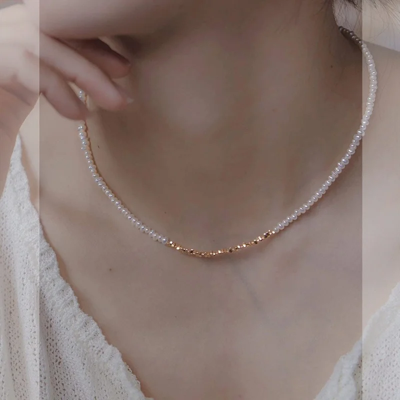 小粒の金色パール風ネックレス：高校生女性向けの軽やかなオリジナルデザイン