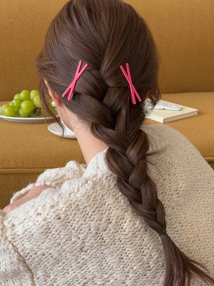 前髪 ポンパドール とは？カラフルなクロスサイドヘアクリップで前髪を固定する方法