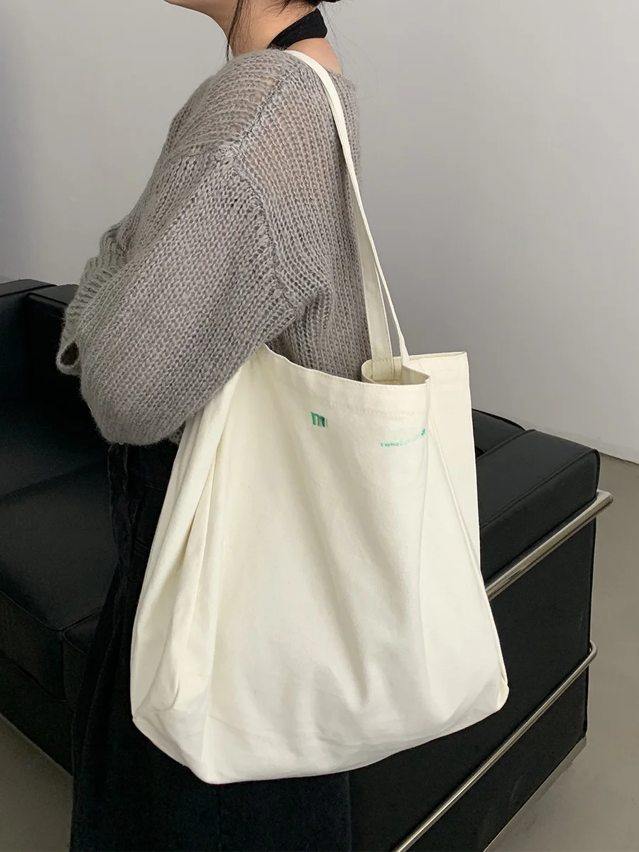 大容量帆布托特包：女性通勤与日常使用的实用选择