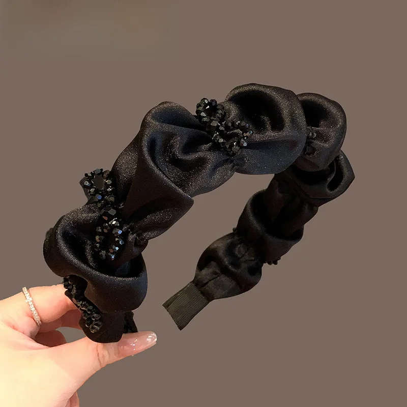 丸顔に見えるヘアアレンジを簡単にするには？黒のパール付きプリーツヘアバンドがおすすめの理由
