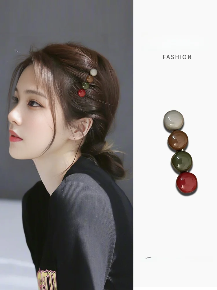 赤いヘアクリップ：韓国風サイドバング用のバナナタイプ留め方ガイド