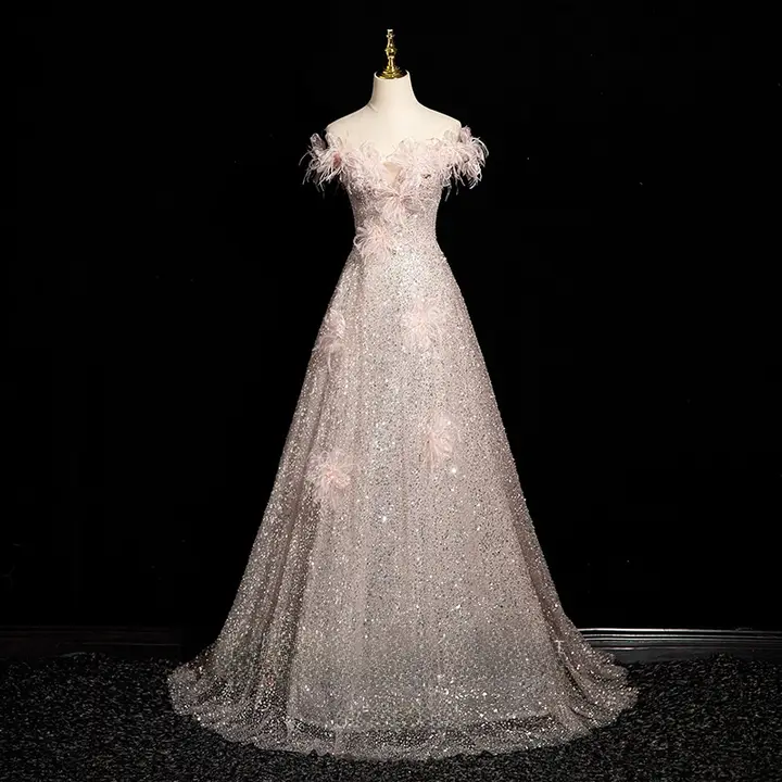 高級感のあるウェディングドレス【エレガントなデザイン・女性用】