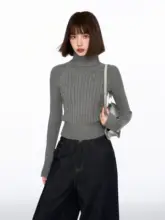 グレーのハイネックニットトップス【秋冬用・厚手・フィット感のあるデザイン】