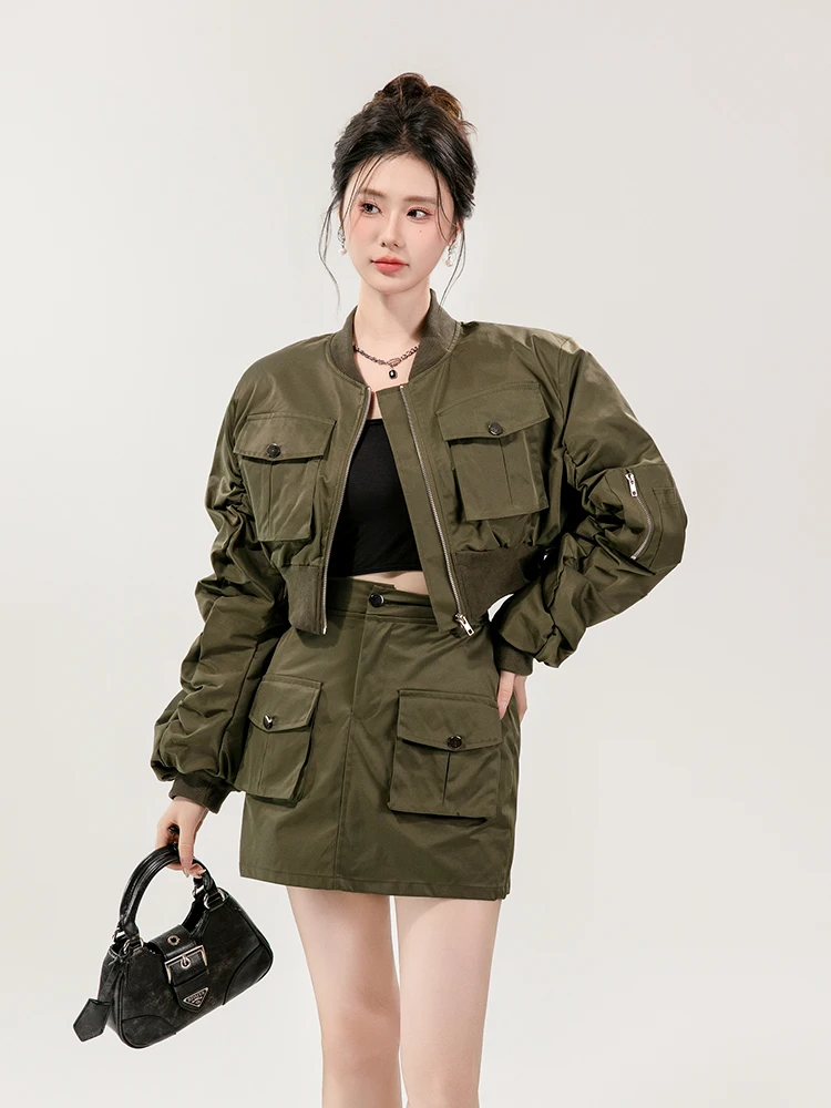 4月に大学生が着るべき服は？工装スタイルのジッパーショートジャケットとハイウエストスカートが今季のベストな選択肢