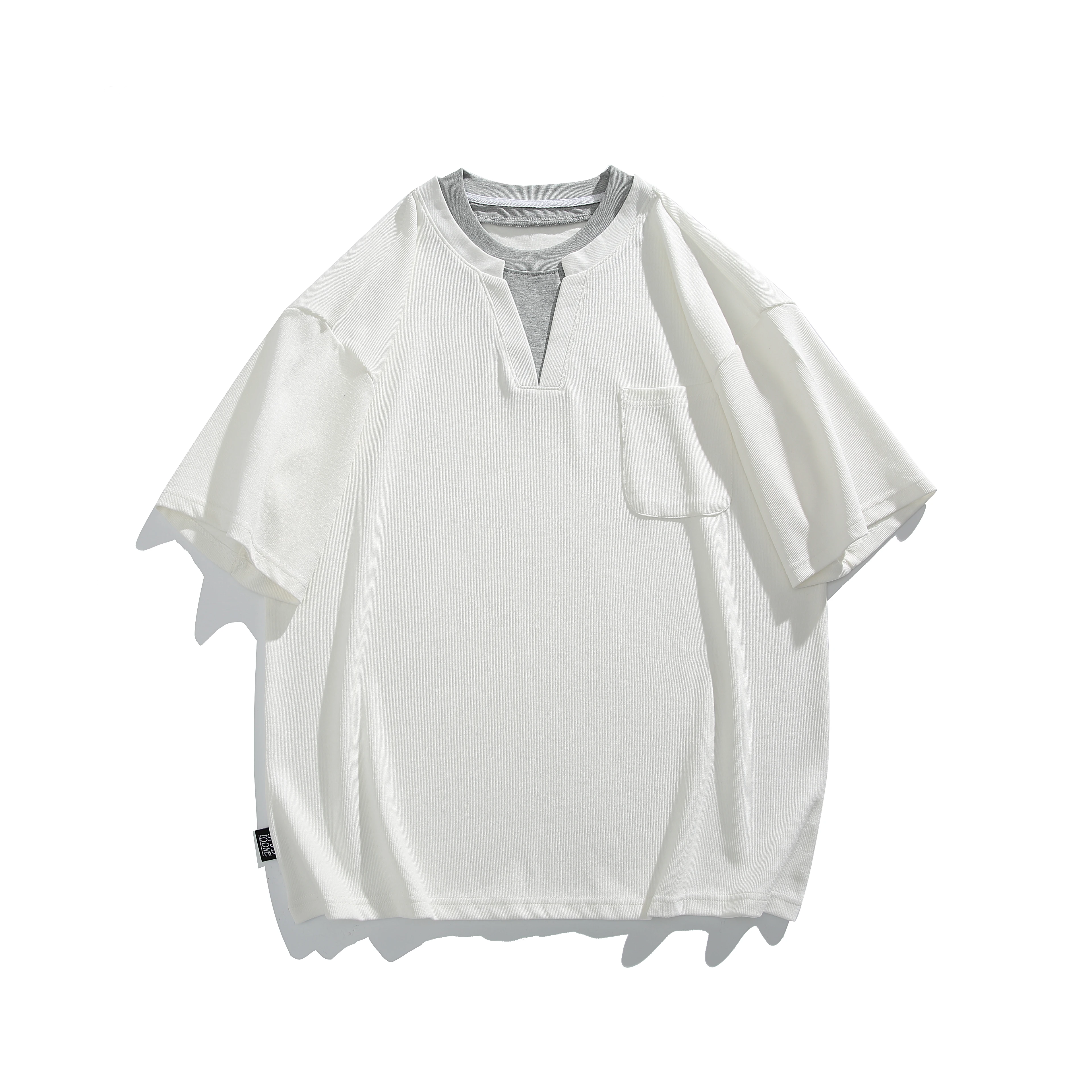 人気のモード系Tシャツはどう選ぶ？個性的なデザインが魅力のVネック短袖Tシャツの選び方を解説