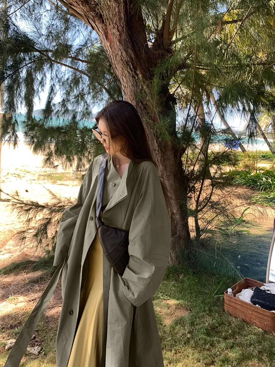 大人可愛い服 40代コーデの完全ガイド｜シンプルなウィンドブレーカーで自然な優しさを演出